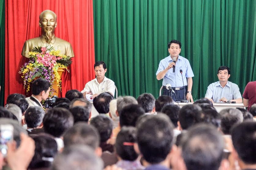 Hà Nội tăng mức hỗ trợ cho người dân sống gần bãi rác Nam Sơn - 1 Ông Nguyễn Đức Chung đối thoại với người dân sống gần bãi rác Nam Sơn