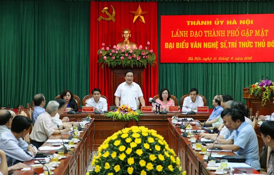 Bí thư Hà Nội mong muốn văn nghệ sĩ hiến kế xây dựng Thủ đô - 1 Lãnh đạo thành phố Hà Nội gặp mặt văn nghệ sĩ, trí thức Thủ đô