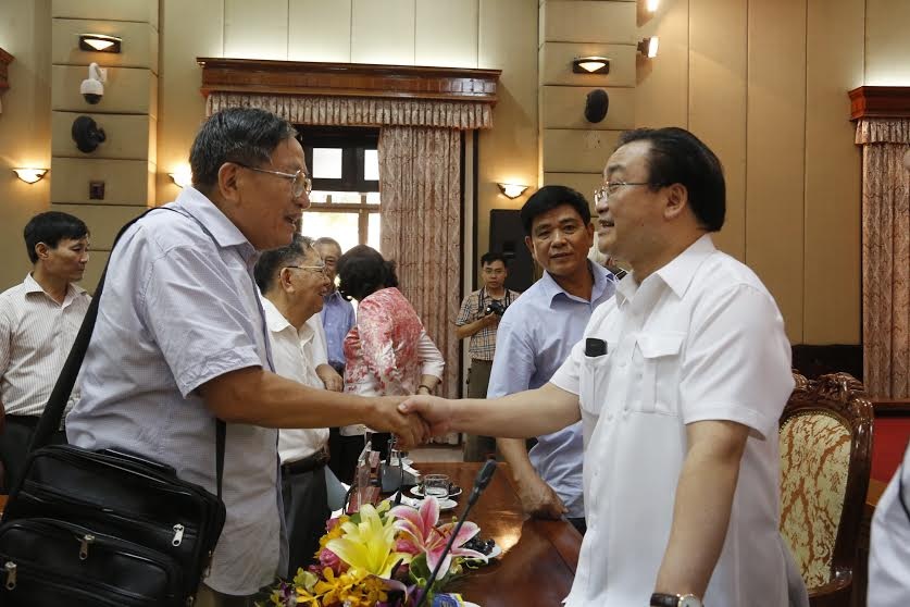 Bí thư Hà Nội mong muốn văn nghệ sĩ hiến kế xây dựng Thủ đô - 2 Bí thư Thành ủy Hà Nội Hoàng Trung Hải trao đổi với giới văn nghệ sĩ, trí thức tại buổi gặp mặt