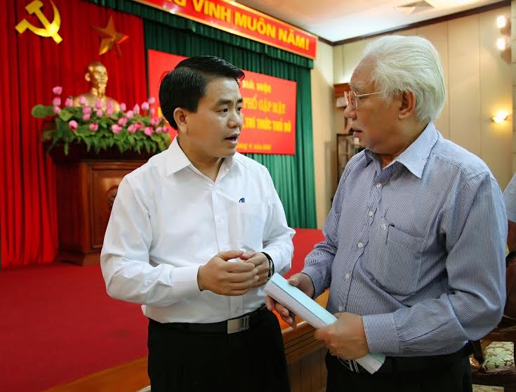 Bí thư Hà Nội mong muốn văn nghệ sĩ hiến kế xây dựng Thủ đô - 3 Ông Nguyễn Đức Chung - Chủ tịch UBND TP Hà Nội trao đổi với giới trí thức