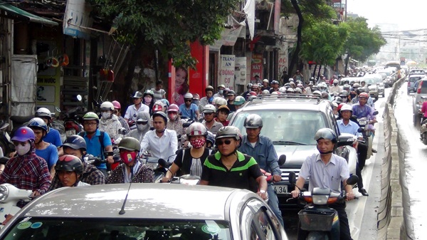 "Cấm xe máy không có nghĩa hạn chế người dân sở hữu phương tiện cá nhân” - 2 Ô tô xe máy lưu thông lộn xộn trên tuyến đường Trường Chinh
