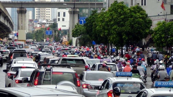 Hà Nội: Ùn tắc nhiều tuyến phố sau mưa lớn - 8 Ô tô xếp hàng dài nối đuôi nhau trên đường Nguyễn Xiển