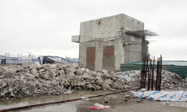 
Sau khi những sai phạm ở tòa nhà 8B Lê Trực được chỉ rõ, ngày 21/11/2015, chủ đầu tư chính thức phá dỡ phần sai phạm của tòa nhà, dưới sự giám sát của quận Ba Đình và Sở Xây dựng Hà Nội.
