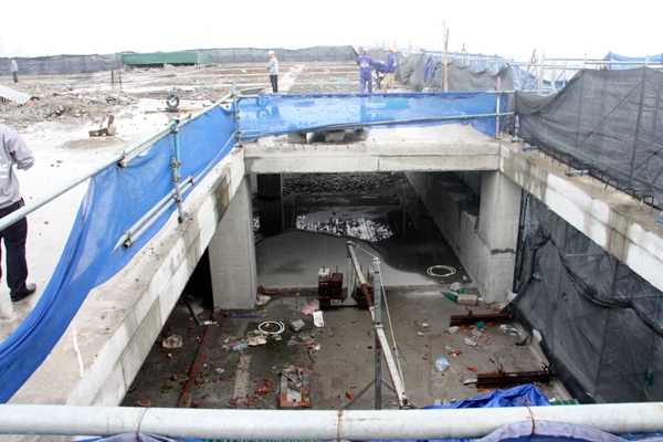 
Việc phá dỡ phần sai phạm ở tòa nhà 8B Lê Trực được chia làm 2 giai đoạn, trong đó giai đoạn 1 là phá dỡ phần tum và tầng 19.
