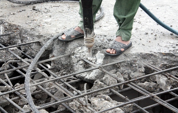 
Tuy nhiên, từ tháng 3 đến nay, tiến độ cắt ngọn tòa nhà 8B Lê Trực vẫn không đáp ứng được yêu cầu. Để đẩy nhanh tiến độ, cuối tháng 6 vừa qua, quận Ba Đình chính thức thay nhà thầu phá dỡ phần sai phạm ở tòa nhà 8B Lê Trực
