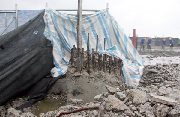 Trụ cột bê tông cốt thép đang được phá dỡ dở dang