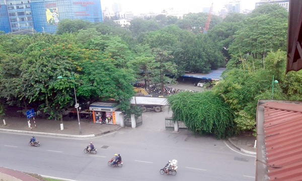 Hà Nội: Hoang mang hình dung cảnh sống cạnh giếng thông gió hầm đường sắt - 2 Phía đối diện khu vực dự kiến xây dựng hệ thống giếng thông gió là bãi đỗ xe rộng hàng nghìn mét vuông