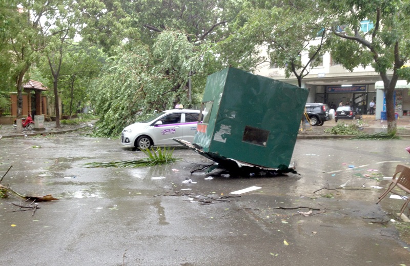 Chòi canh gác bị gió thổi bay ra giữa đường