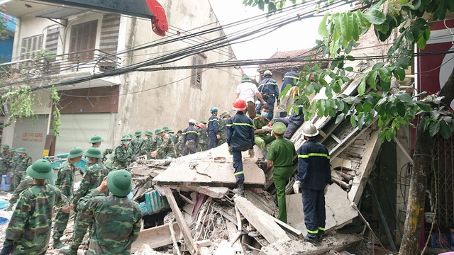 Chính thức khởi tố hình sự vụ sập nhà 43 Cửa Bắc - 1
Hơn 3h, ngày 4/8, căn nhà 4 tầng số 43 Cửa Bắc bất ngờ bị sập (Ảnh Nguyễn Dương)
