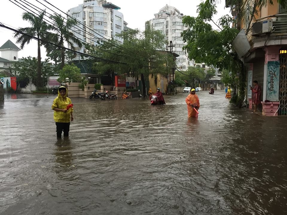 Bão suy yếu, Bắc Bộ có nơi mưa rất to - 2 Tại đường Thụy Khuê và Đội Cấn nước ngập sâu và kéo dài cả km (Ảnh: Hà Trang)