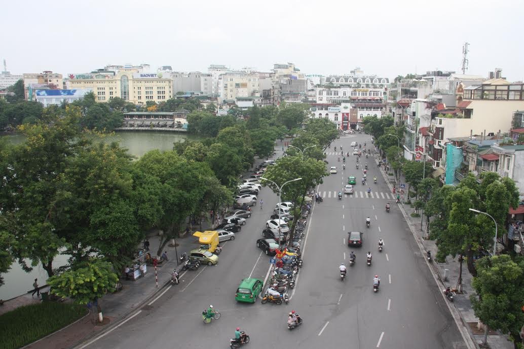 Người dân khu vực Hồ Gươm đi lại thế nào trong phố đi bộ? - 1 Trong thời gian tổ chức tuyến phố đi bộ, người dân sống trong khuc vực hồ Hoàn Kiếm có thể dắt xe về nhà