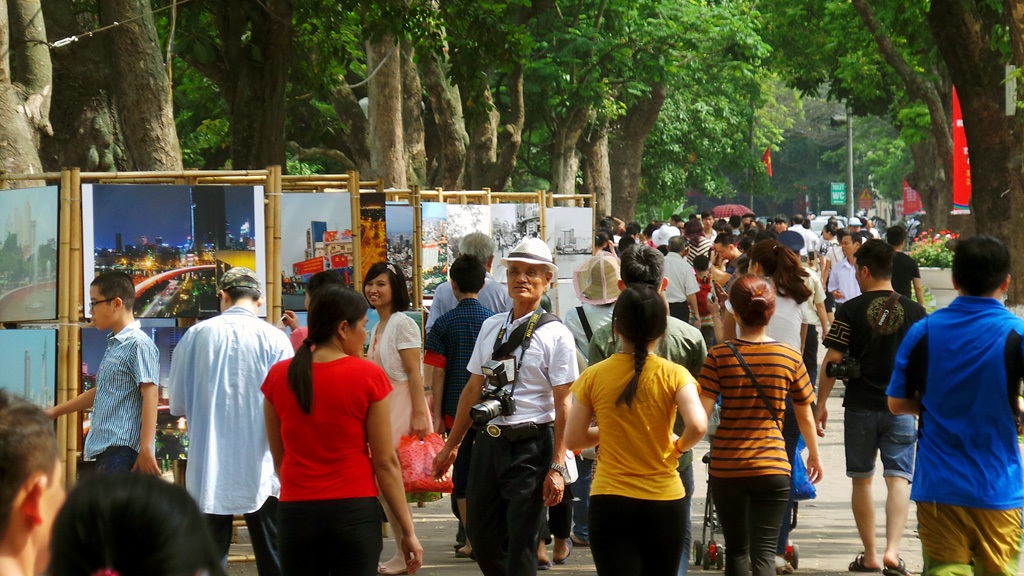 Hà Nội bố trí 30 chốt trực cấm phương tiện quanh phố đi bộ - 2 Dịp Đại lễ kỷ niệm 1000 năm Thăng Long - Hà Nội, phố đi bộ quanh khu vực hồ Hoàn Kiếm thu hút rất đông du khách (Ảnh: Tiến Nguyên)