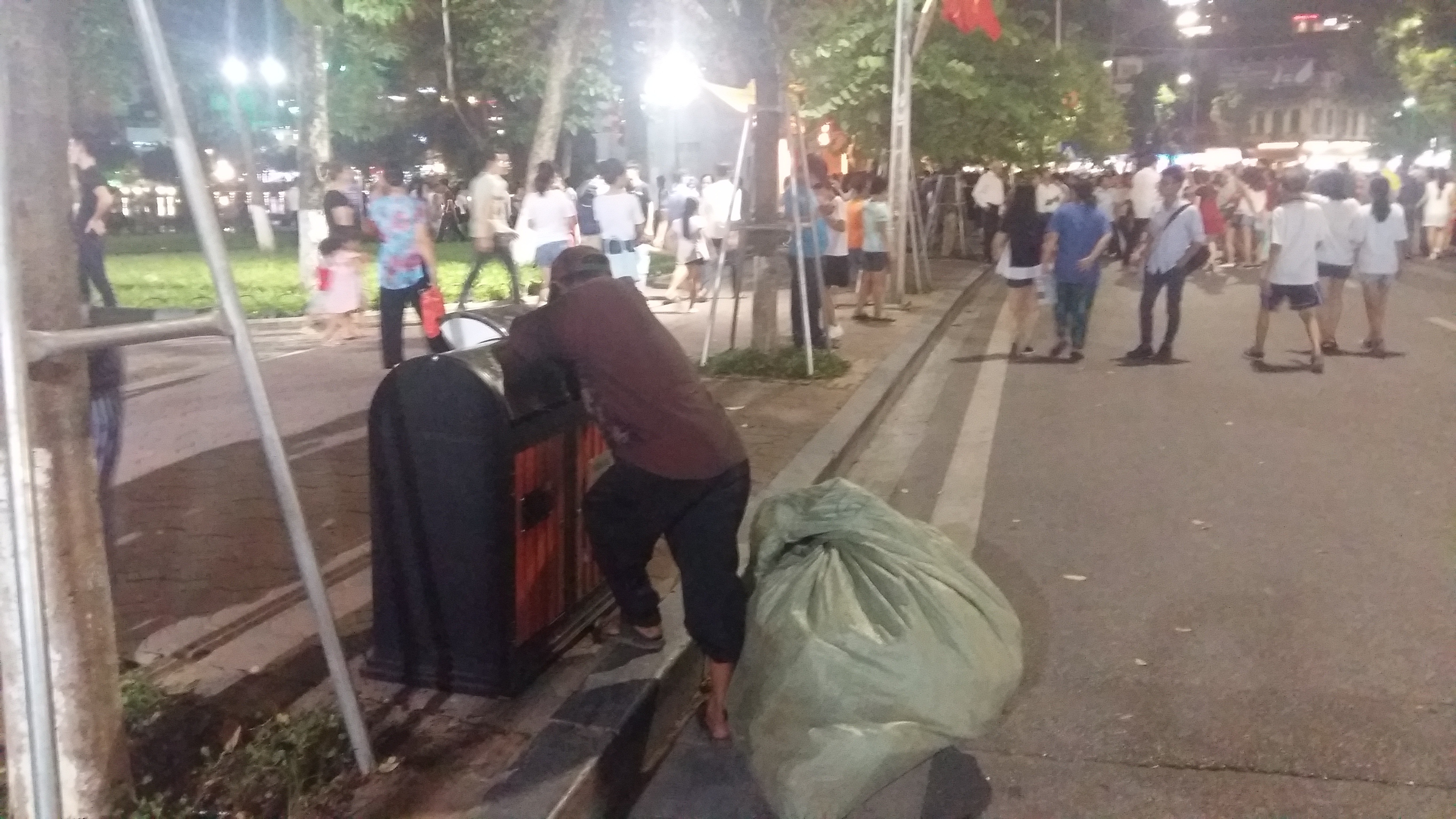 Phố đi bộ quanh hồ Gươm ngập trong rác thải - 4 Phố đi bộ quanh hồ Gươm ngập trong rác thải - 4