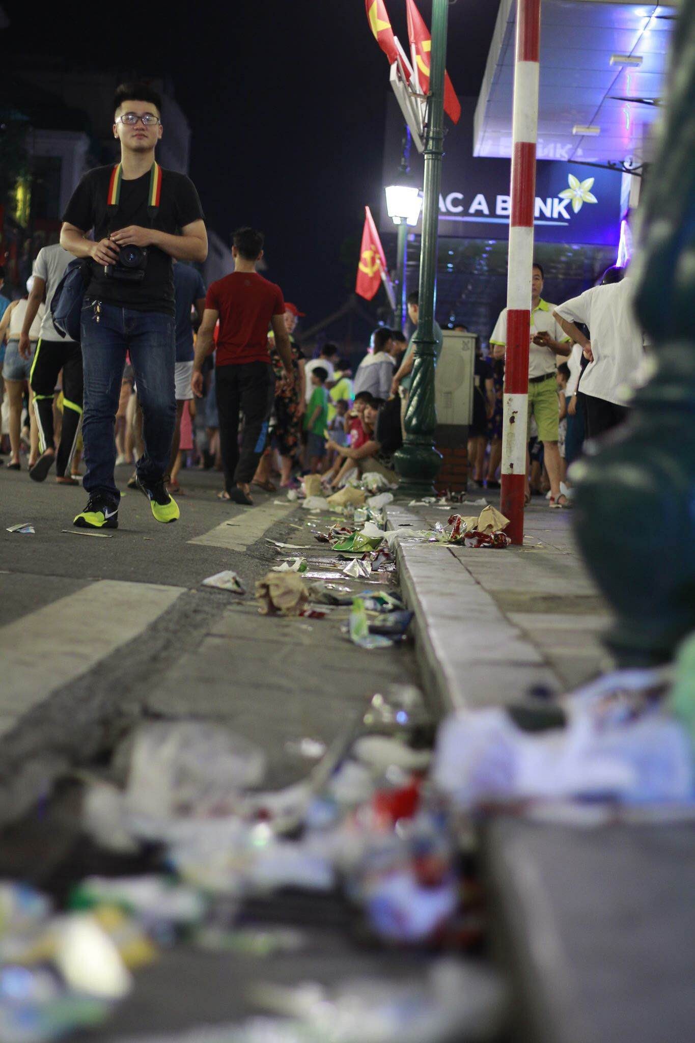 Đường phố quanh hồ Gươm ngập trong rác thải