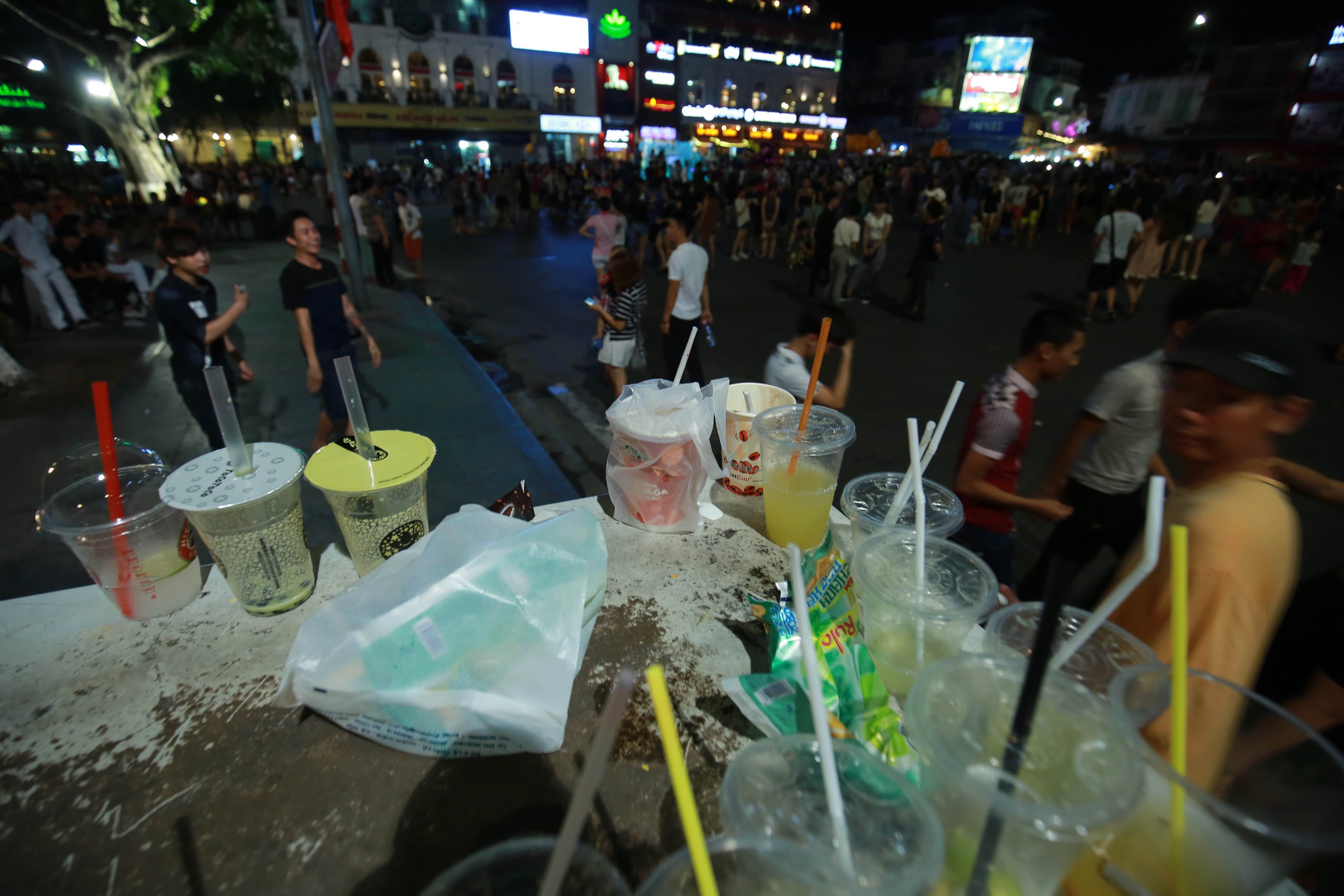 Đủ thứ rác ở mọi ngóc ngách ở các tuyến phố đi bộ quanh hồ Gươm