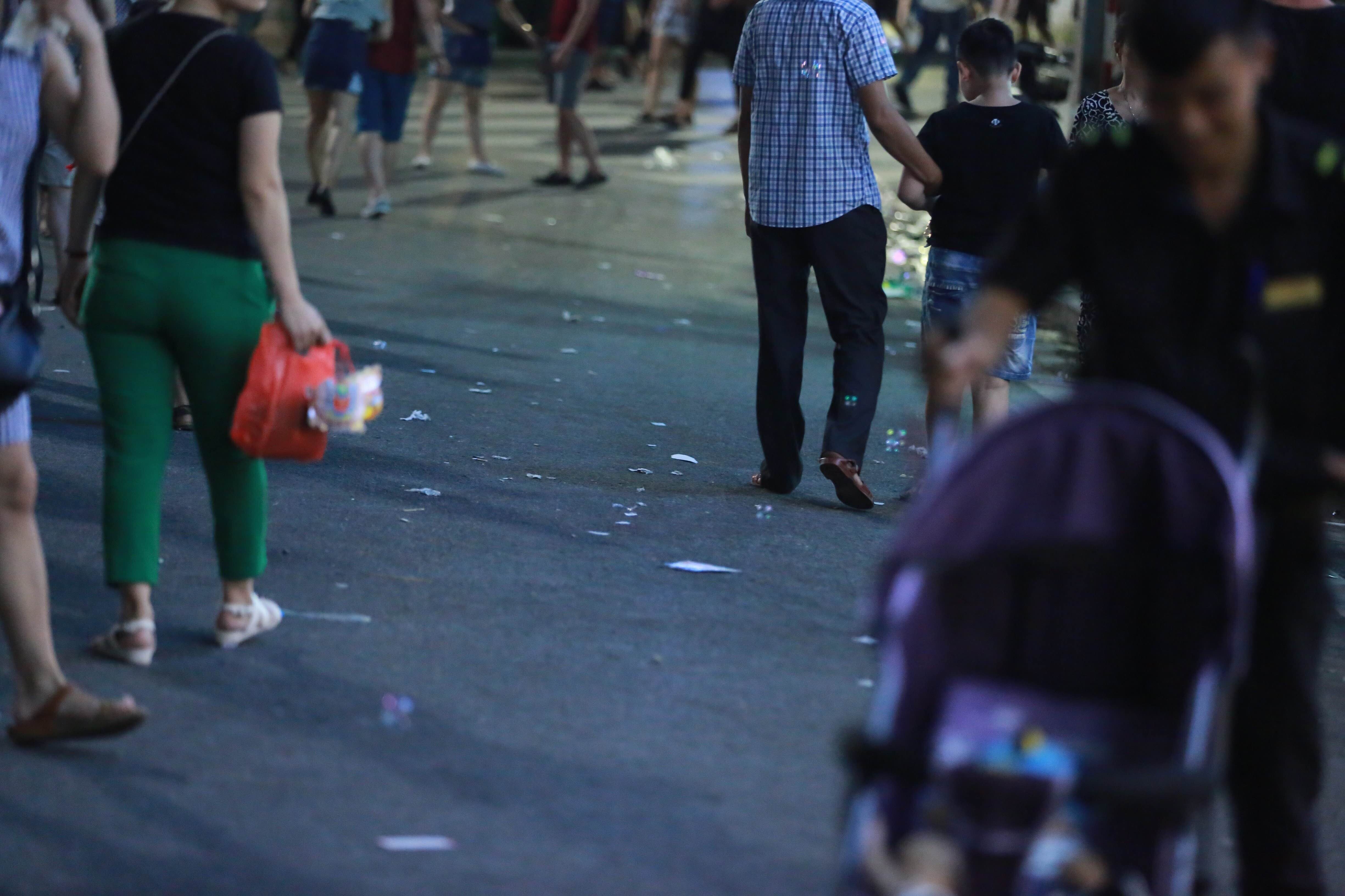 Phố đi bộ quanh hồ Gươm ngập trong rác thải - 2