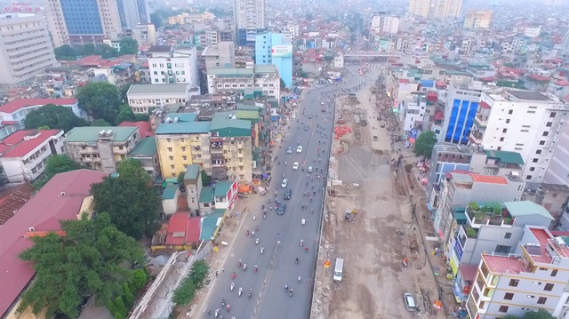 Ám ảnh vụ thảm sát ở Quảng Ninh và cháu bé bị tôn cứa vào cổ tử vong - 7
Dự án mở rộng đường Trường Chinh được khởi công xây dựng từ năm 2013, có chiều dài gần 2km, tổng mức đầu tư 2.560 tỷ đồng. Tuy nhiên, sau 4 năm thi công, đến nay con đường “cong mềm mại” này vẫn chưa hoàn thành. Hàng ngày, người dân đi lại qua tuyến đường này rất khó khăn và thường xuyên bị ùn tắc ở các nút giao. (Ảnh: Hà Trang)