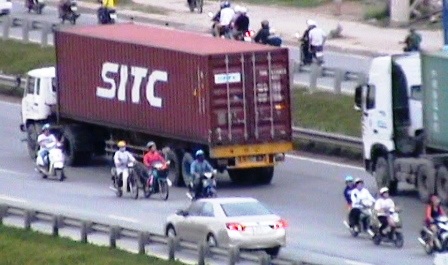Bức tường 1 tỷ, biệt phủ trăm tỷ - 8 Hãi hùng cảnh hàng chục xe máy chạy ngược chiều, luồn lách giữa những xe tải, xe container đang chạy rầm rầm trên cầu vượt Cát Lái, để trốn CSGT. (Ảnh: Lê Nhiên)