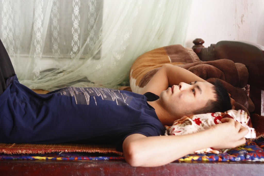 “Sau cơn mưa, gia đình tôi thấy trời… càng tối” - 1 Đứa con trai duy nhất của họ lâu nay chỉ nằm trên giường.