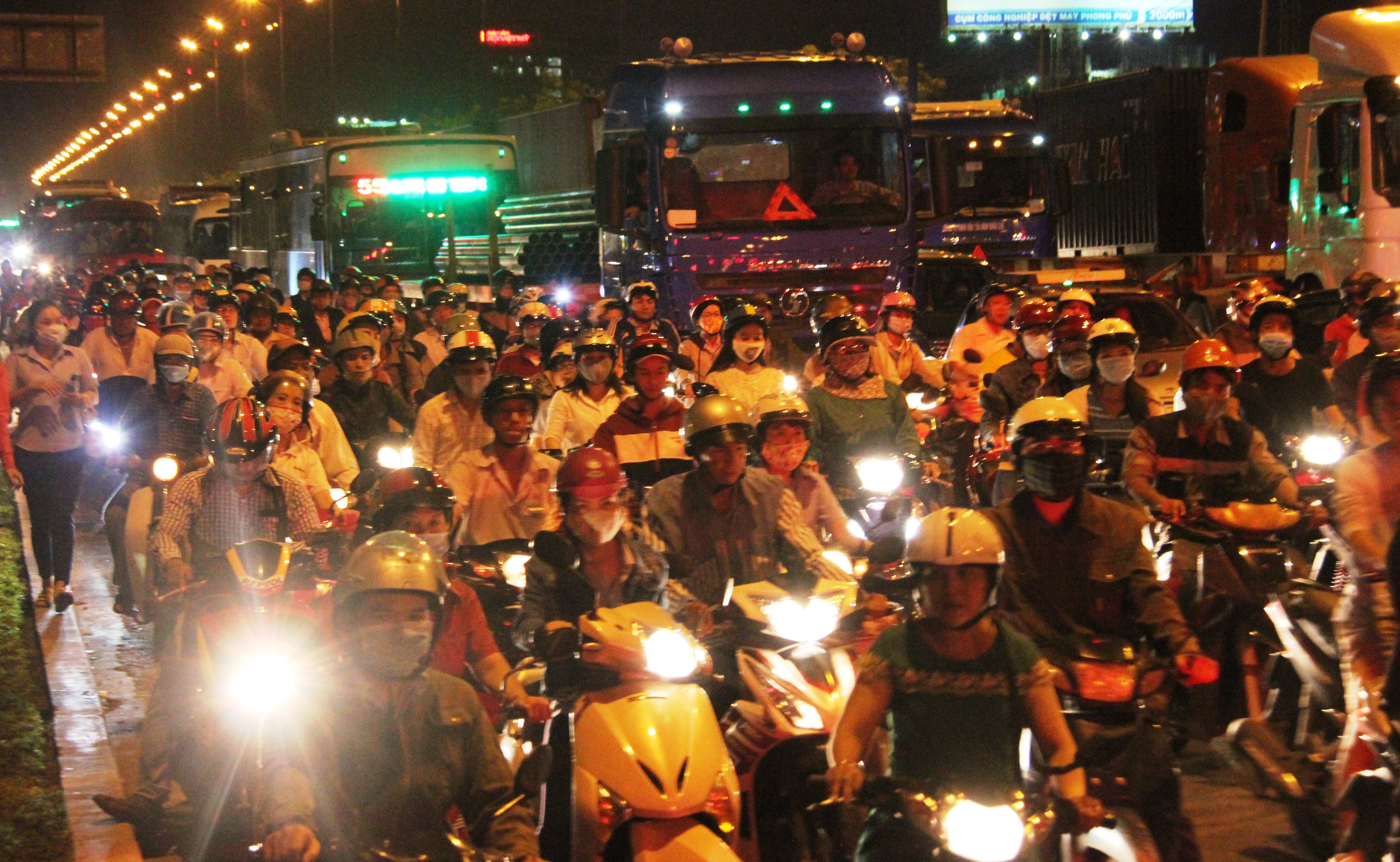 
Mạnh ai nấy chen, giao thông hỗn loạn kinh hoàng suốt nhiều giờ.
