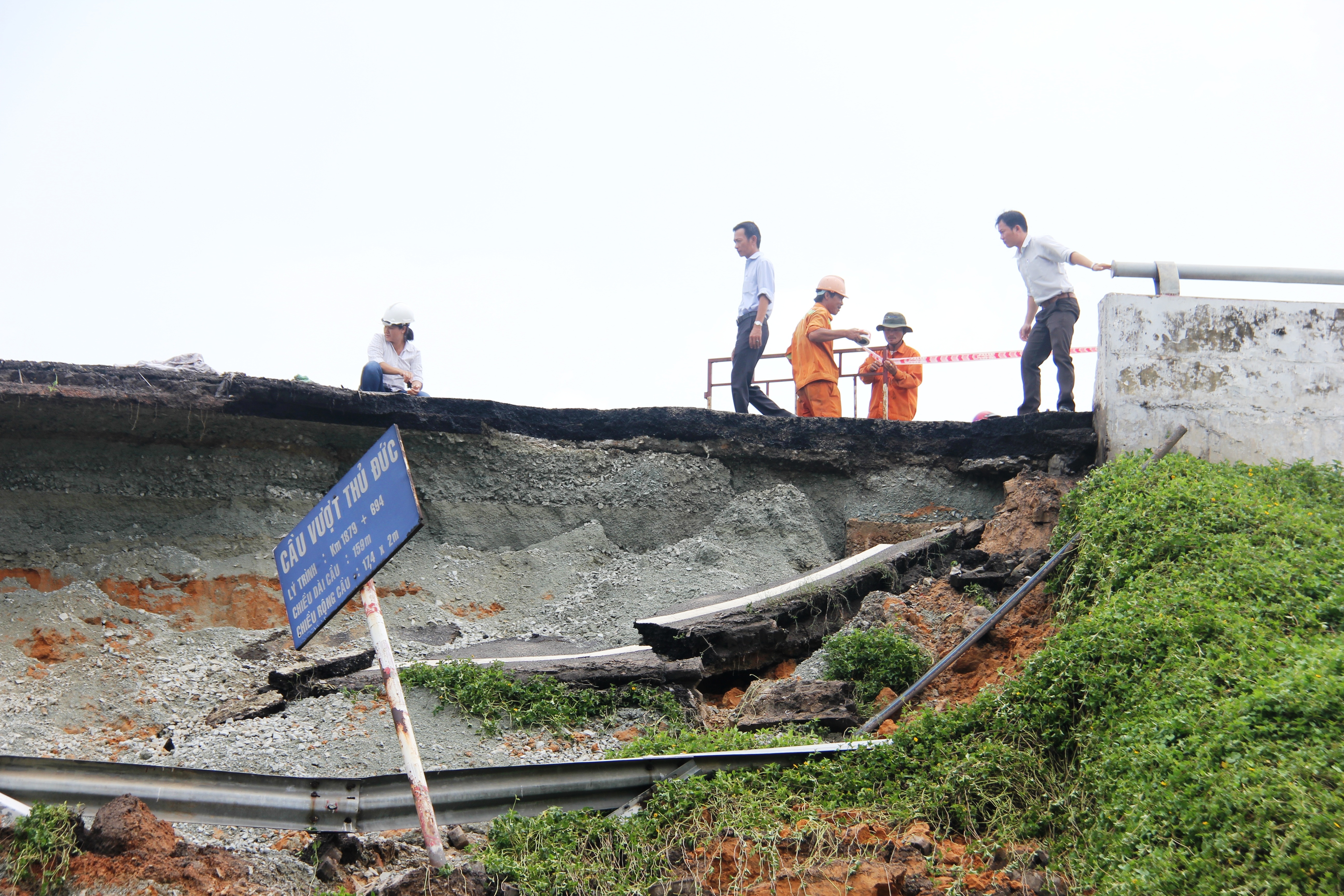 
Khu Quản lý giao thông đô thị số 2 tiến hành khắc phục sự cố.
