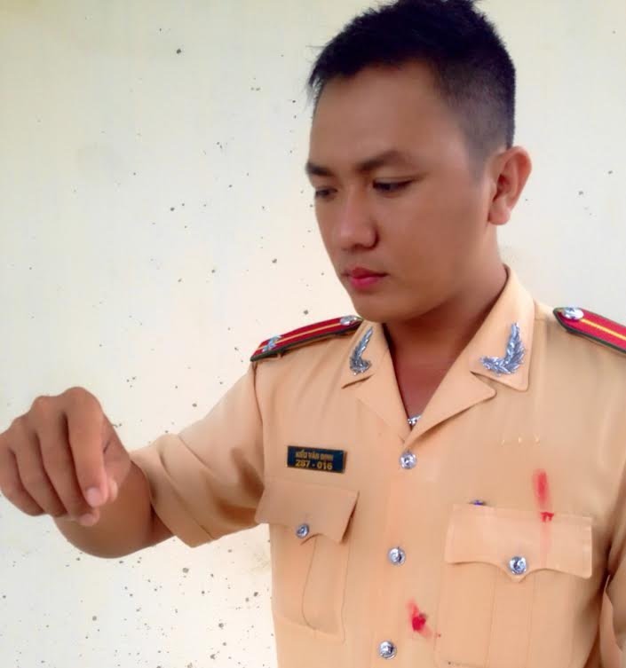 CSGT quyết truy bắt tên cướp nhiễm HIV vừa ra tù - 2
Dù đối tượng đe doạ nhiễm HIV nhưng trung uý CSGT Kiều Văn Định vẫn bất chấp khống chế bắt gọn tên cướp.
