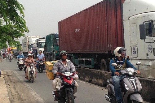 
Sự cố giao thông đã gây ùn tắc cục bộ trên đường vào cảng cát Lái.
