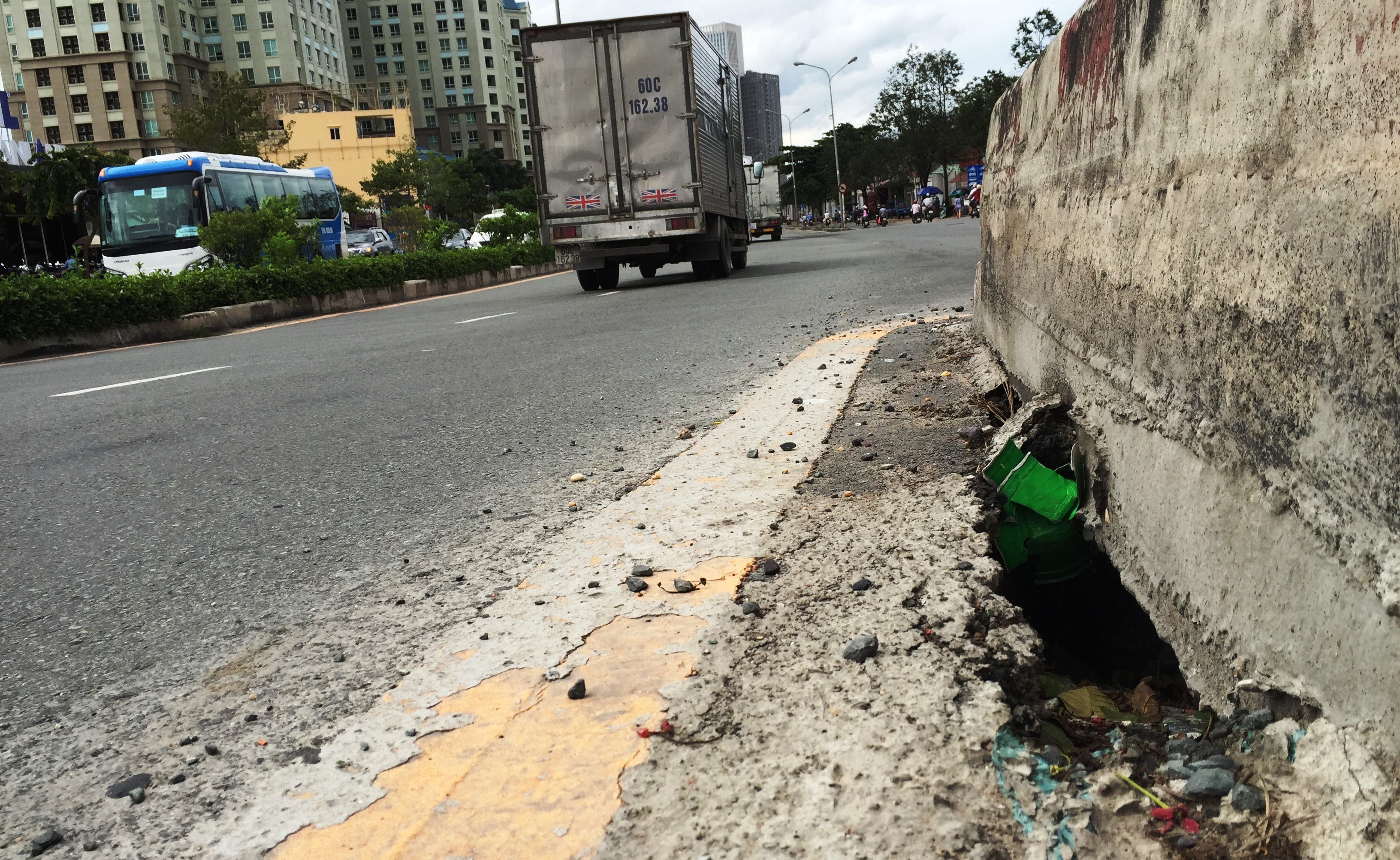 
Tại khu vực đường dẫn hầm chui Nguyễn Hữu Cảnh đang xuất hiện lỗ thủng khá lớn kéo dài 10m gây mất ATGT.
