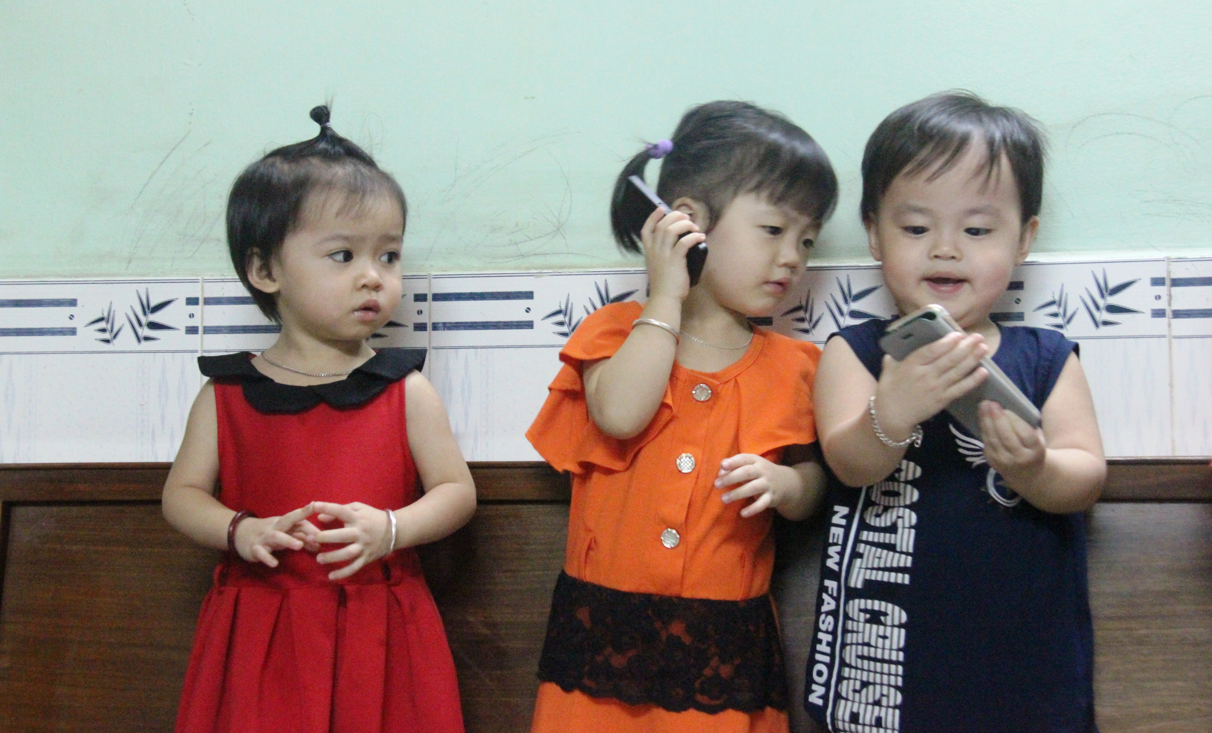 Bé Tư thường hay dùng điện thoại í ới gọi cho ba về.