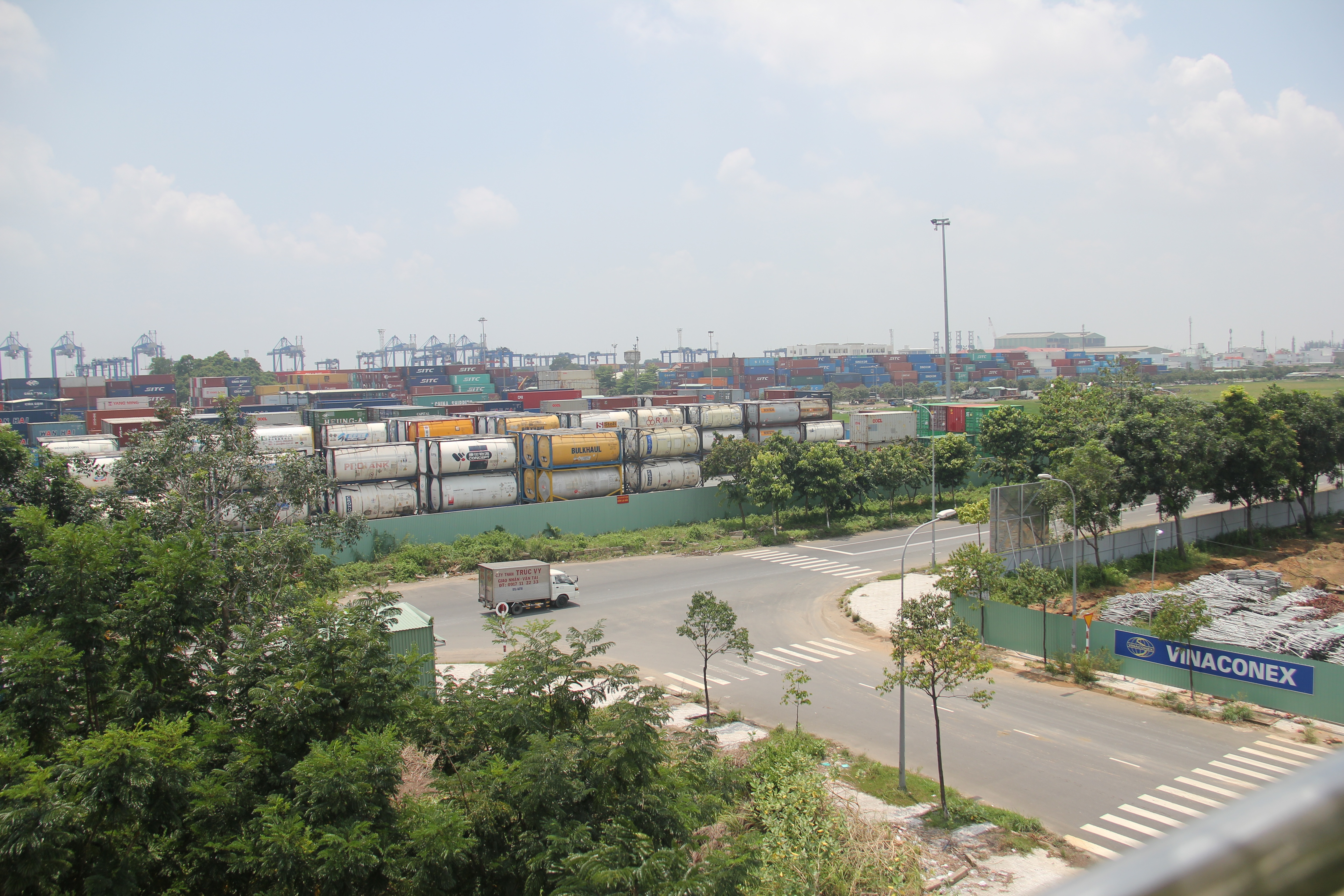 Người dân trong khu dân cư cạnh cảng Cát Lái vô cùng lo lắng khi sống cạnh số hoá chất độc hại, có nguy cơ gây hoả hoạn nhiều khủng khiếp này