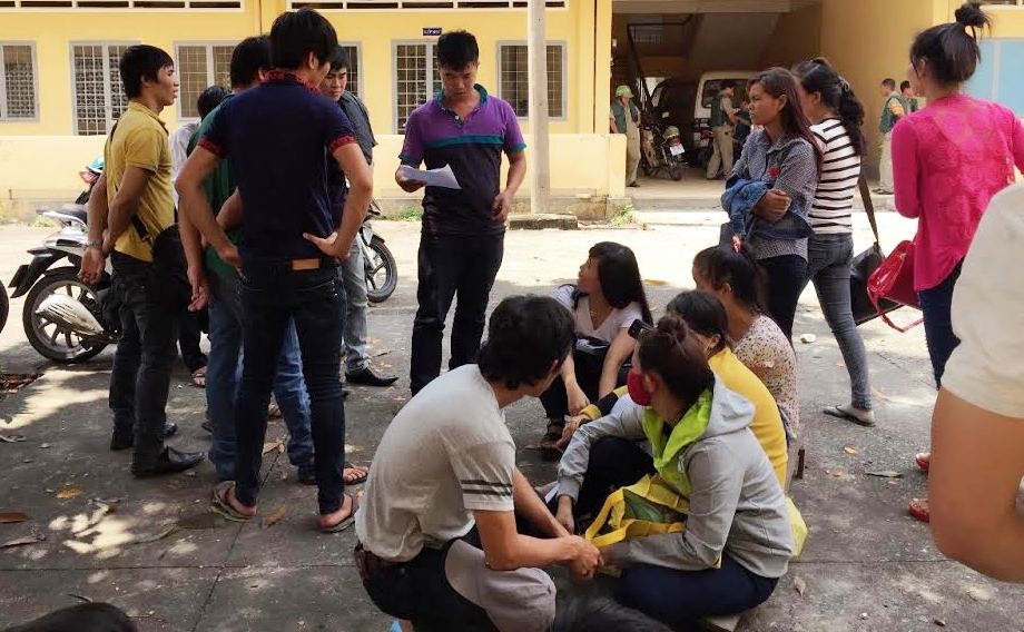 Hơn 70 người “vây” Công ty Cung ứng nhân lực để đòi tiền - 3 Đại diện chính quyền địa phương yêu cầu các thực tập sinh bình tĩnh để có hướng giải quyết.