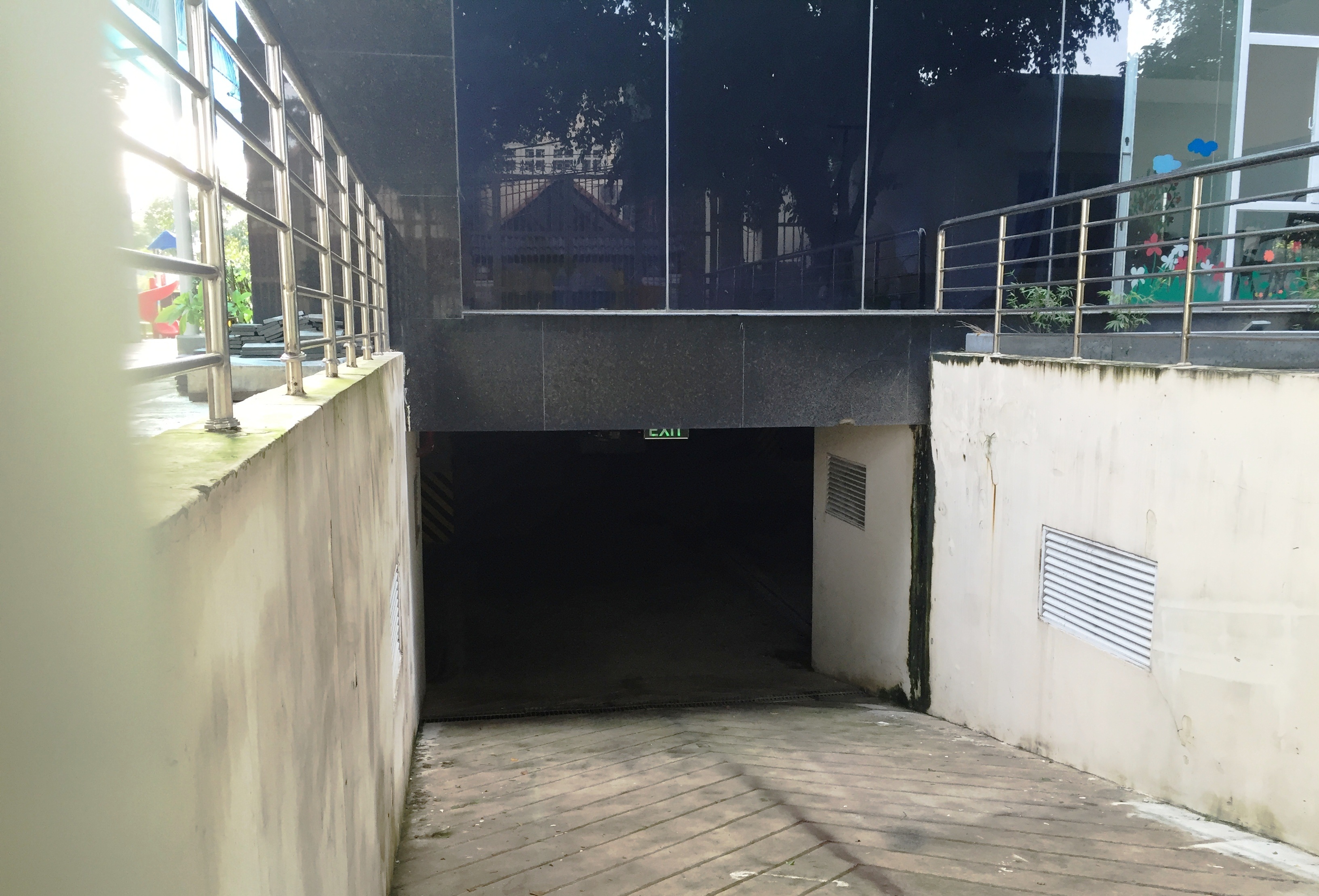 Bước đầu cơ quan điều tra xác định các tên trộm đột nhập từ cổng sau vào tầng hầm Chung cư để lấy tài sản.