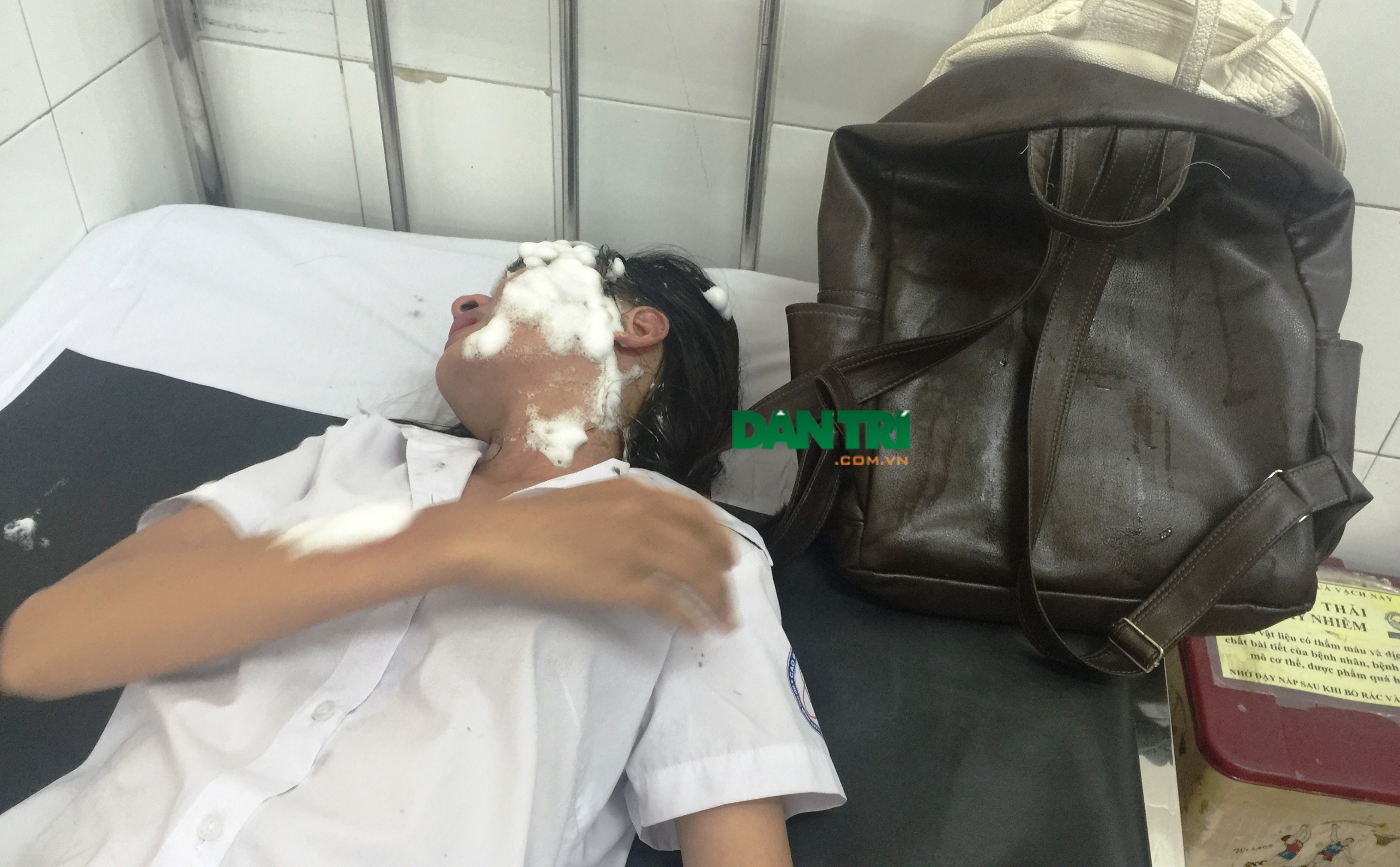 Chiếc cặp đi học của 2 nữ sinh viên còn dính nhiều axit do 2 hung thủ gây ra.