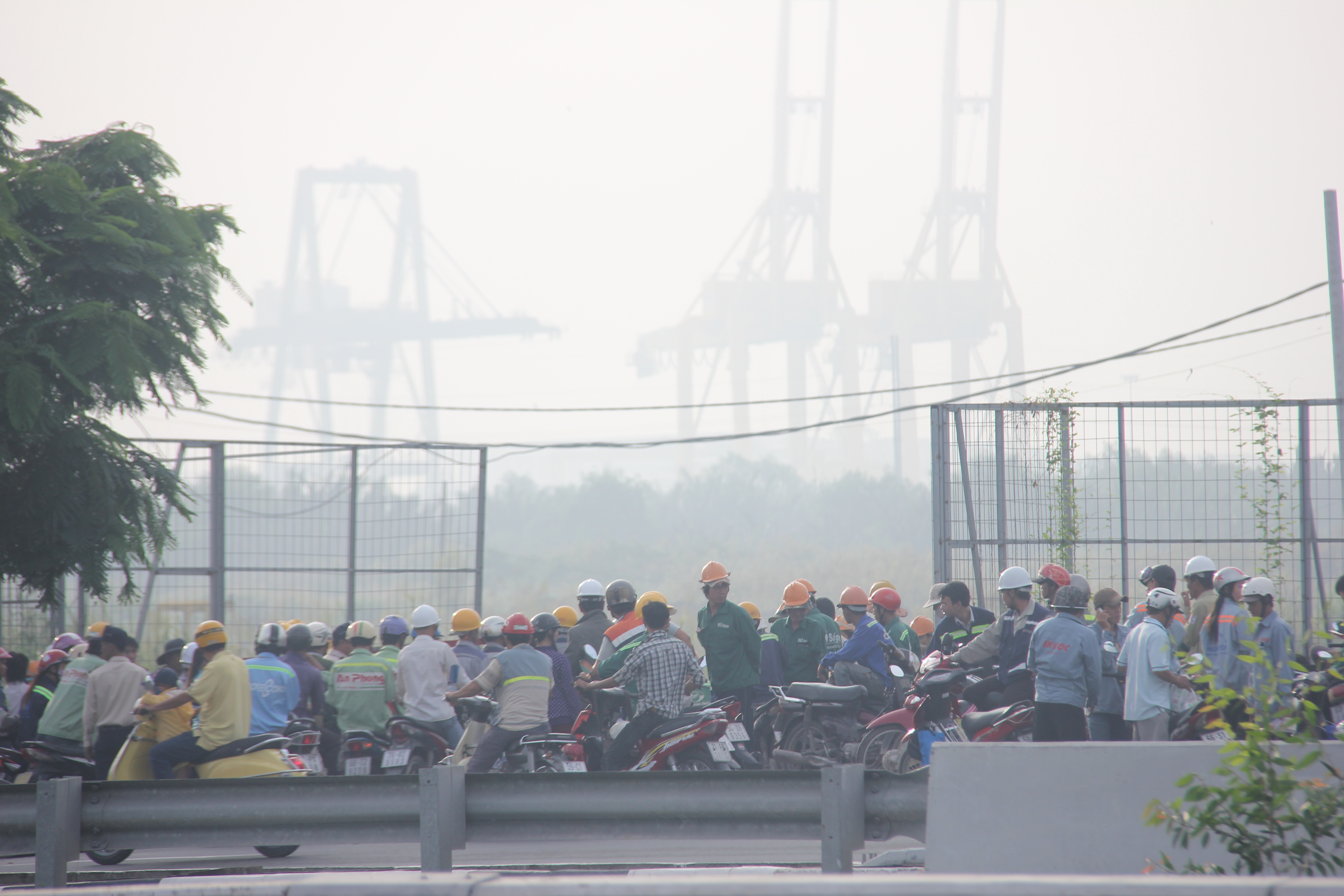 Công nhân những công trình Khu đô thị Thủ Thiêm bắt âầu ngày làm việc giữa sương mù bao phủ