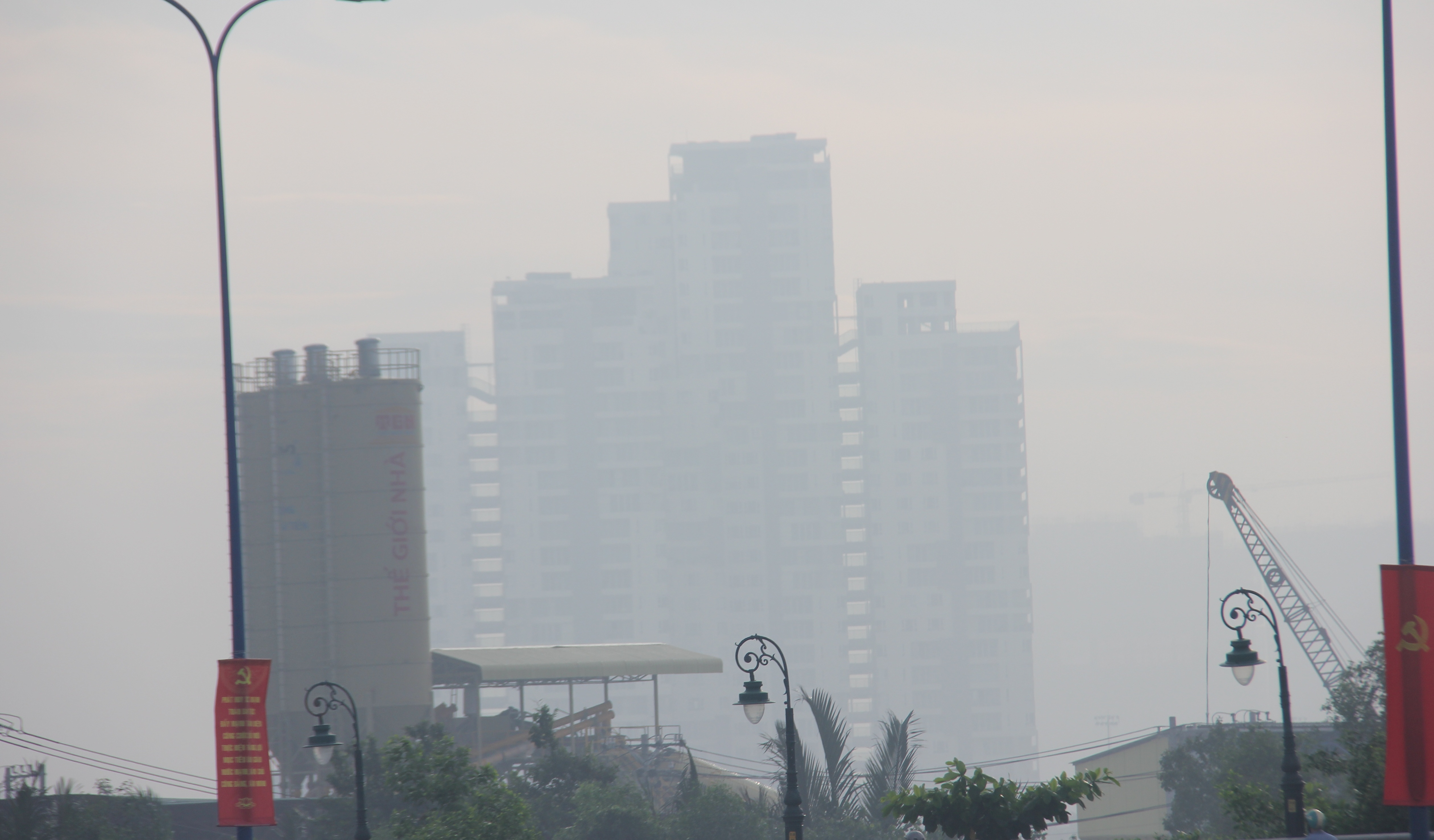 Mù khô vẫn đang bao trùm khắp Sài Gòn - 4