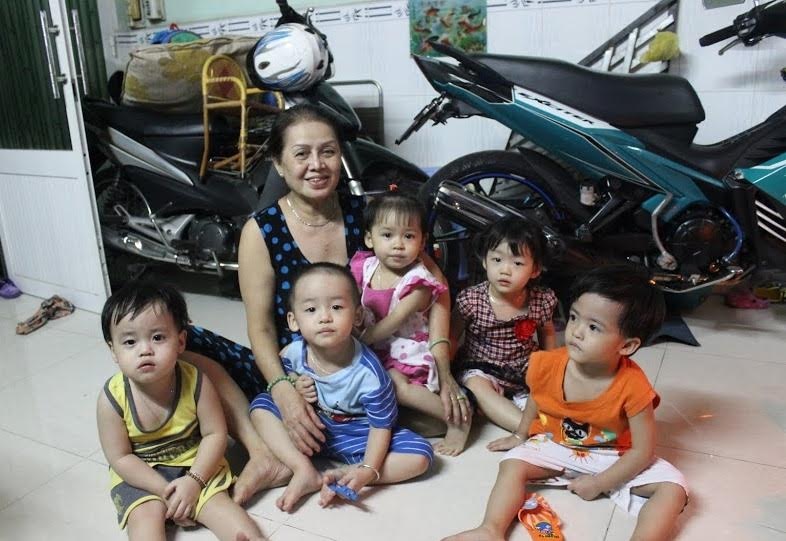 Người phụ nữ sinh 5 đầu tiên ở Việt Nam chia sẻ hành trình nuôi con - 4 Năm đứa trẻ đáng yêu ngồi bên bà nội. Các bé được gọi lần lượt là : Cả, Hai, Ba, Tư, Út.