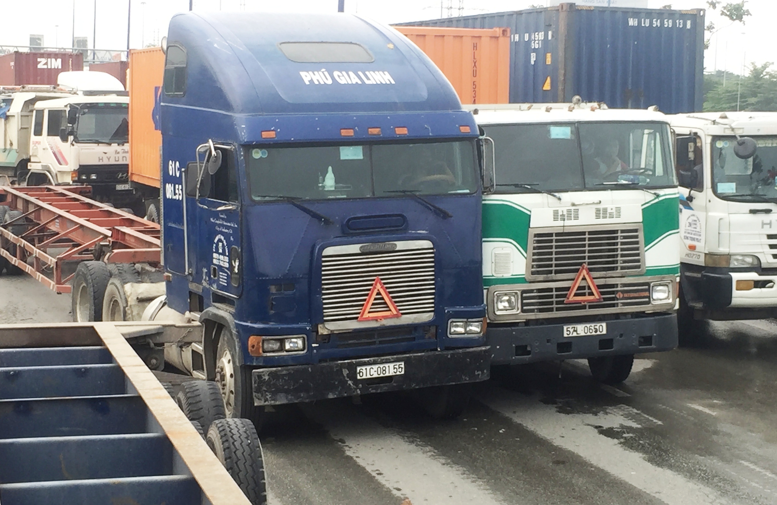 Tài xế dừng xe đuổi theo chiếc xe gây tai nạn, giao thông hỗn loạn - 4