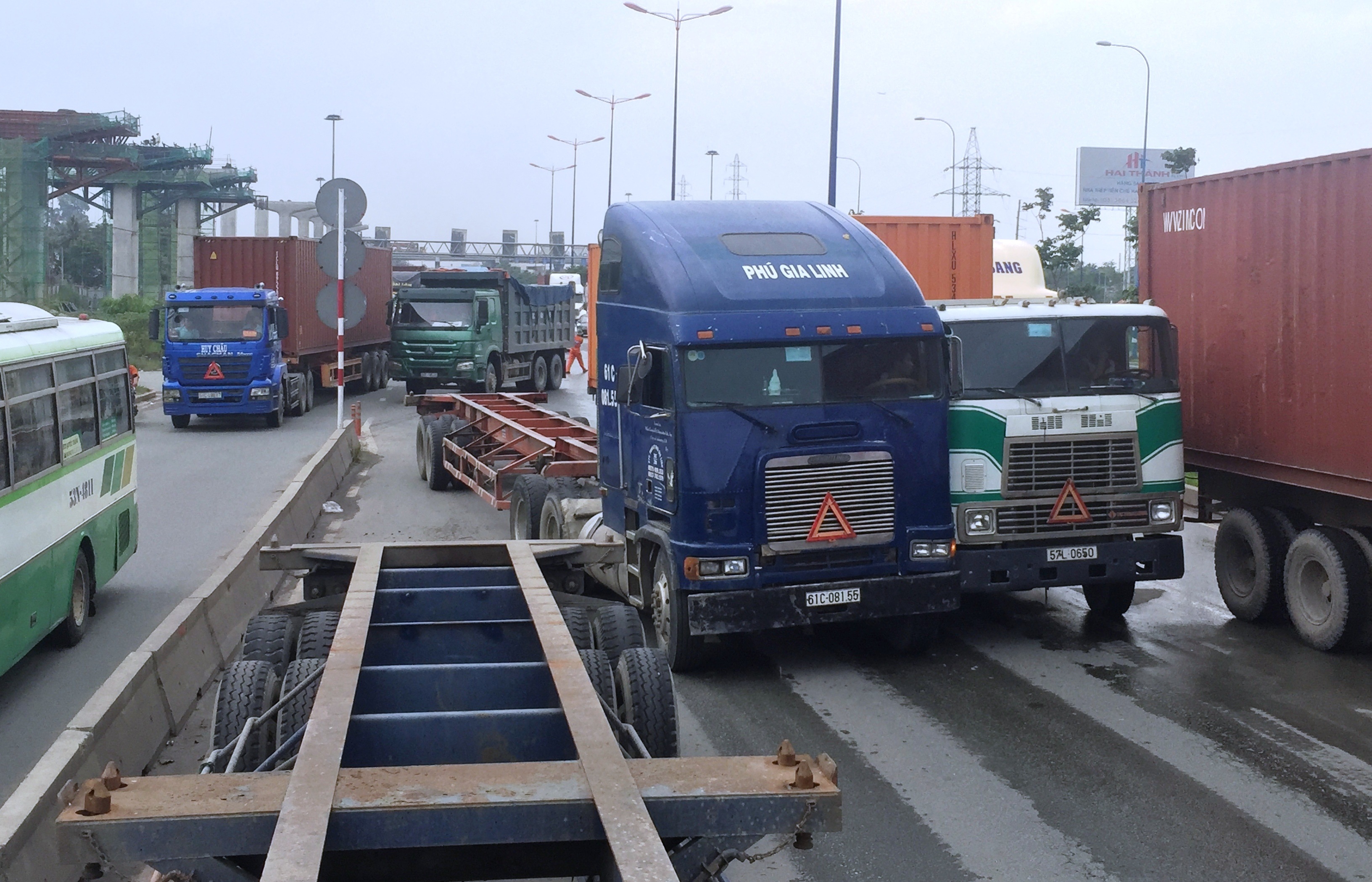 
Thêm 1 vụ va chạm giữa 2 xe đầu kéo trên XLHN...
