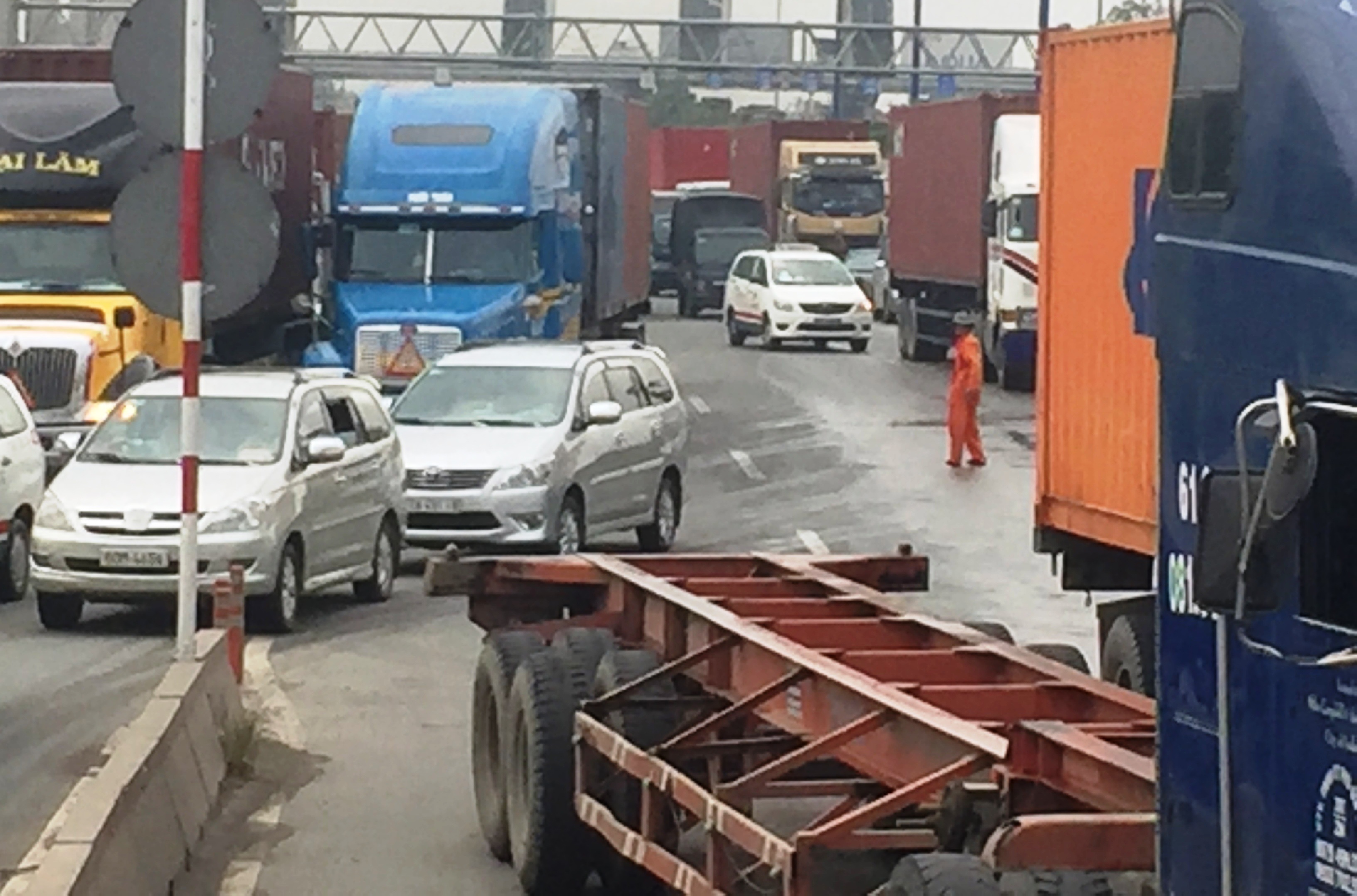 Tài xế dừng xe đuổi theo chiếc xe gây tai nạn, giao thông hỗn loạn - 10