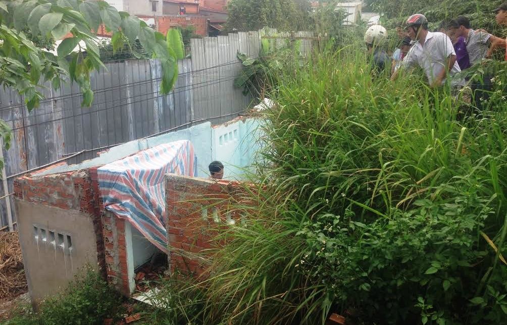 Căn nhà hoang ven đường sắt Bắc Nam, nơi phát hiện thi thể cô gái bị trói tay, chết cháy.