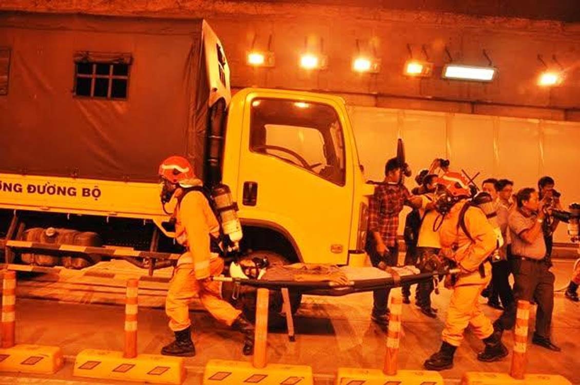 chuyển người bị thương đi cấp cứu.