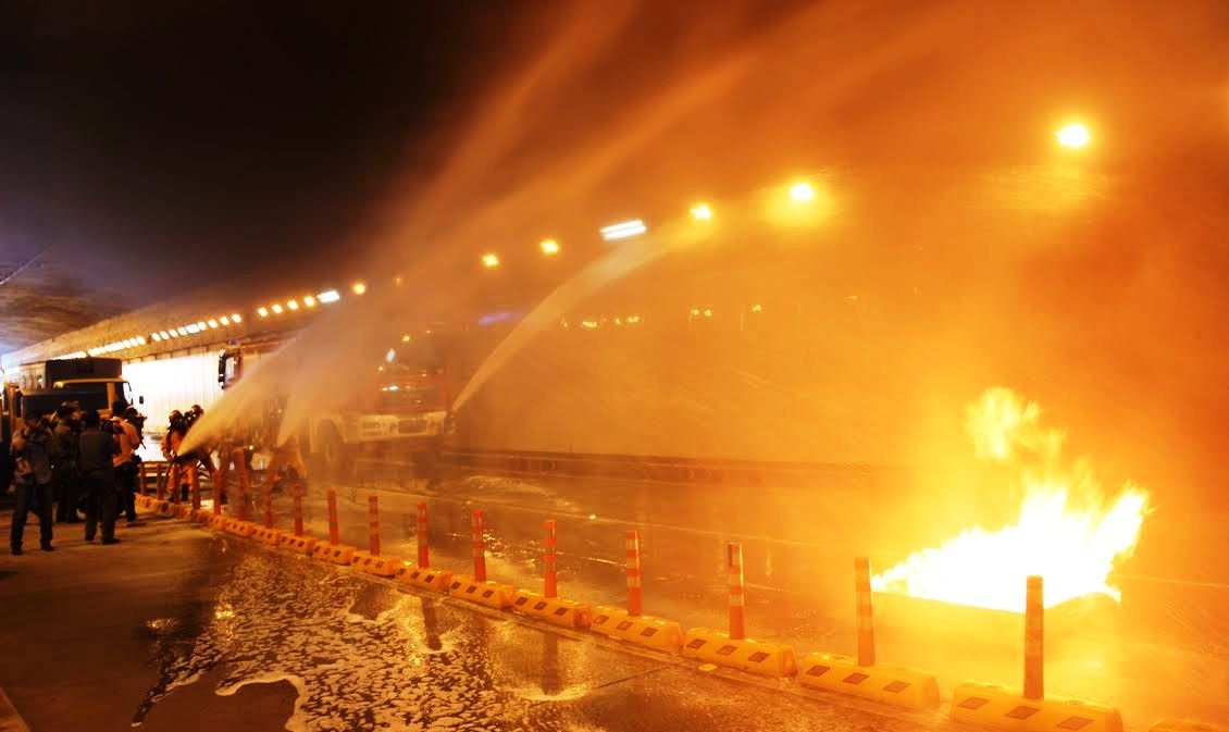 Hàng loạt phương tiện bốc cháy dữ dội khiến khói lửa bao trùm trong đường hầm.