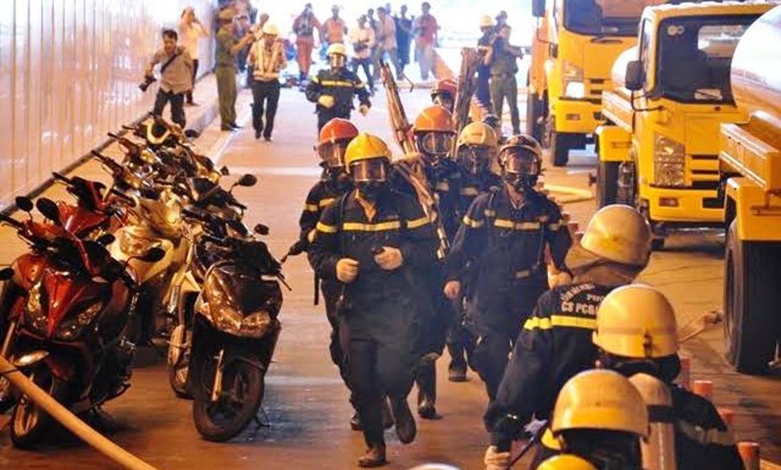 
Cùng sự có mặt nhanh chóng của Cảnh sát PCCC, Cứu nạn- cứu hộ TPHCM đã đến ngay hiện trường; trong khi lực lượng CSGT, các đơn vị liên quan đã có mặt phong toả giao thông qua hầm để triển khai công tác ứng cứu sự cố.
