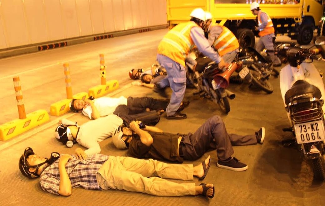 Lực lượng cứu hộ đã hướng dẫn người tham gia giao thông thoát ra ngoài...