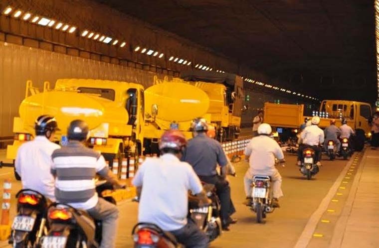 
Tình huống giả định khi chiếc xe tải đang chạy trong hầm bất ngờ nổ lốp lao qua làn đường có hàng chục xe máy đang chạy.
