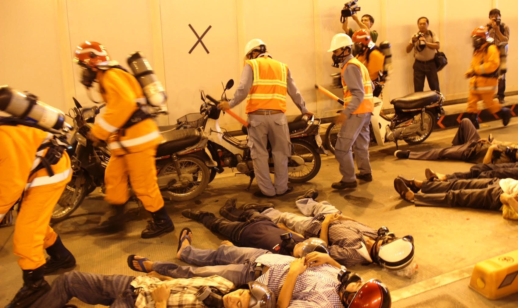 Nhiều người bị thương nằm la liệt...