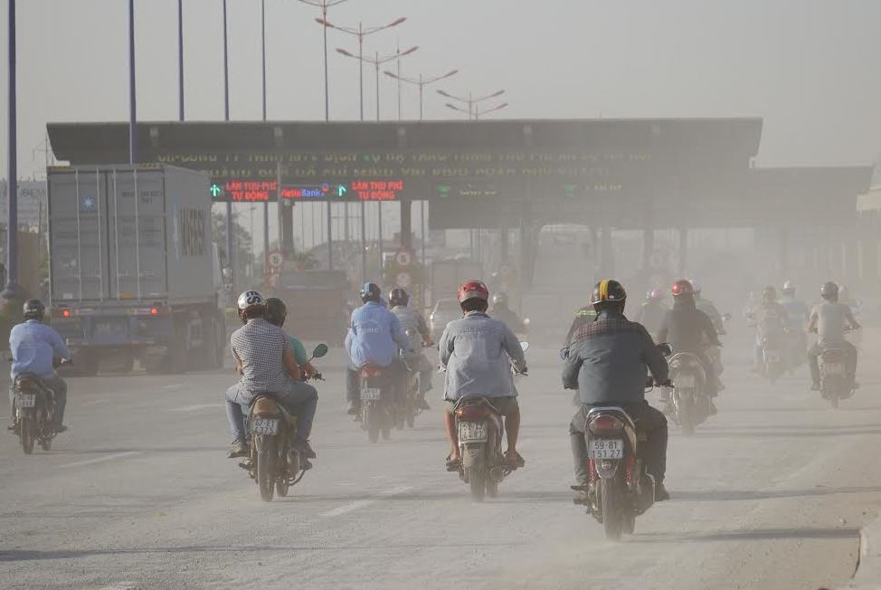 Ngạt thở vì “bão bụi” ở cửa ngõ Sài Gòn - 3 Người dân di chuyển qua khu vực phải băng bịt kỹ lưỡng, khẩu trang, mắt kiếng...vì khói bụi ô nhiễm trầm trọng