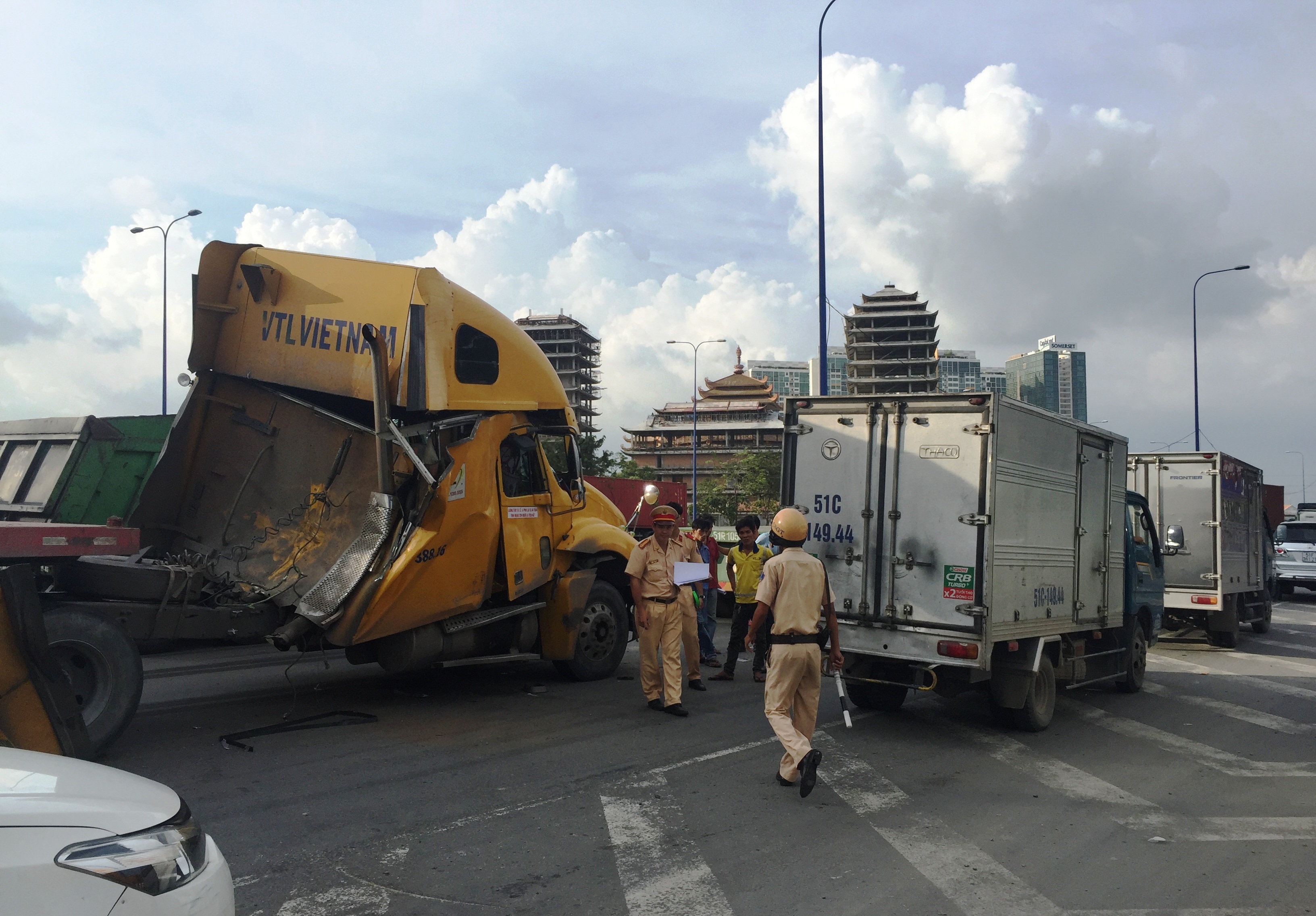 
Sự cố khiến chiếc xe đầu kéo container chở thép chạy phía sau cũng thắng gấp và xảy ra tai nạn tương tự.
