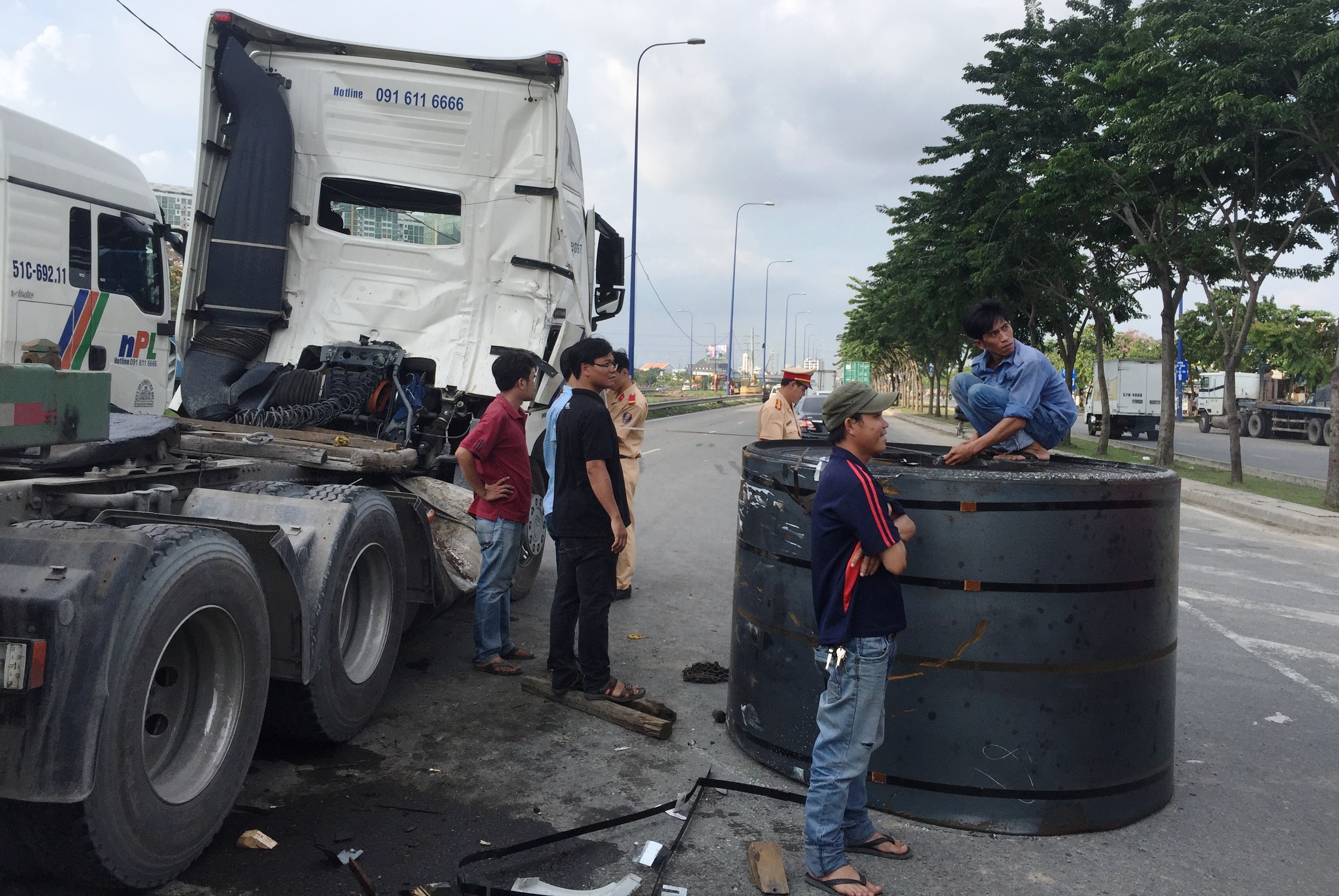 Hai cuộn thép nặng hàng chục tấn lăn lông lốc trên đại lộ - 2