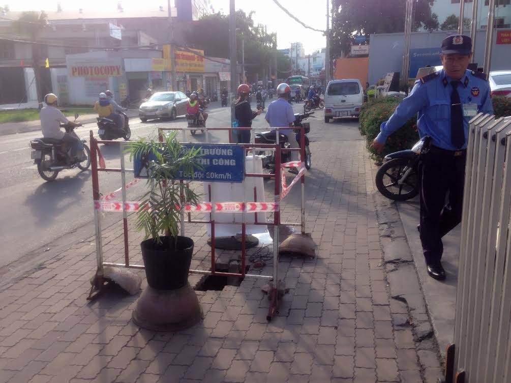 Xuất hiện “hố tử thần” trên vỉa hè đông người qua lại - 5 Theo người dân thì vỉa hè đường Võ Văn Ngân có rất nhiều người qua lại nhất là học sinh, sinh viên các trường cạnh bên. Đồng thời gần vị trí xuất hiện hố, mặt đường trên vỉa hè có nhiều vết trũng sâu khiến người dân lo sợ